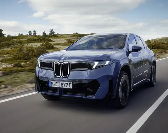 O novo BMW iX3 chega ao mercado como uma referência entre os SUV totalmente elétricos, combinando o design inconfundível da BMW com tecnologia de última geração e elevado conforto.