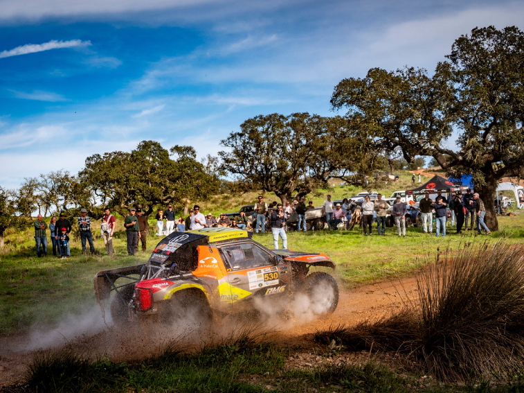 A participação de Nuno Matos e Pedro Carrapiço na Baja Montes Alentejanos ficou marcada por um arranque azarado, que impediu a dupla de terminar o primeiro setor seletivo e comprometeu as ambições na prova, mas também por uma resposta segura no derradeiro dia da competição.