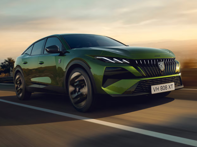 Novo Peugeot 408 chega a Portugal com motorizações eletrificadas, até 456 km de autonomia e design renovado. Conheça preços, versões e novidades.