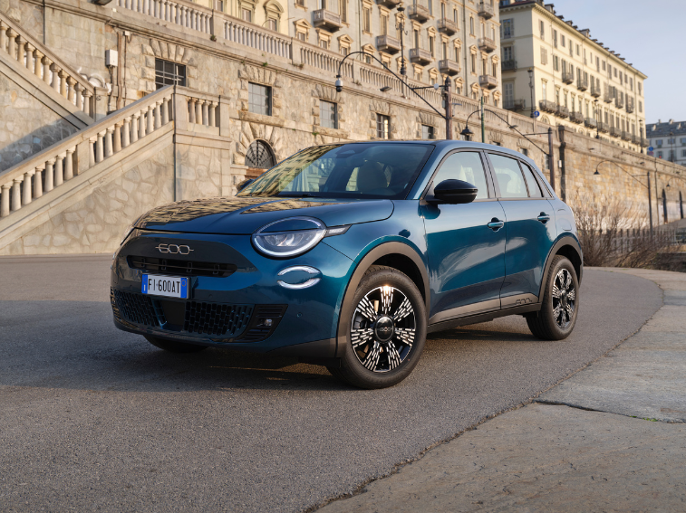 Novo FIAT 600 a gasolina chega a Portugal com motor de 100 cv e edição Street limitada. Descubra design, performance e preço deste SUV compacto.