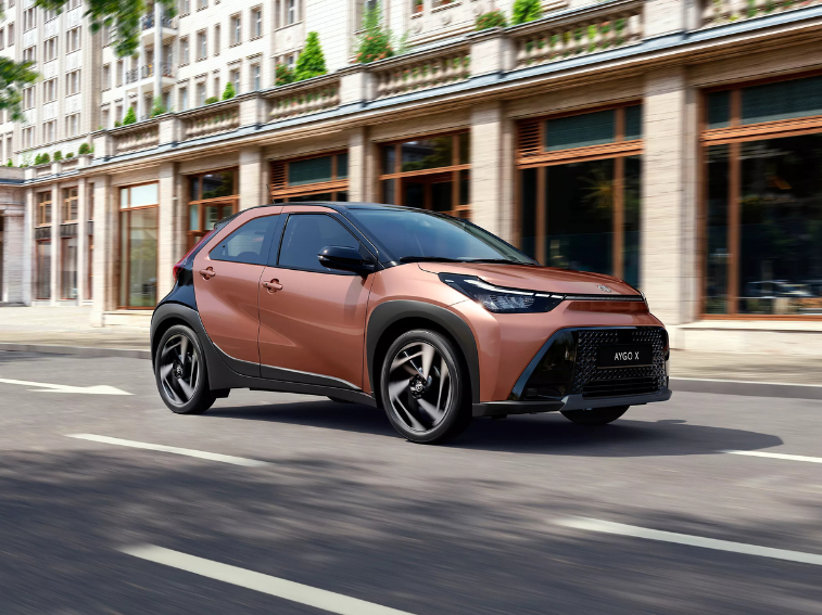 O Toyota Aygo X estreia pela primeira vez a tecnologia Full Hybrid no segmento A, com até 700 km de autonomia, ele eleva o padrão dos citadinos.