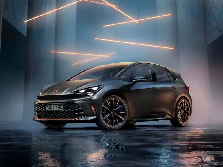 O novo CUPRA Born 2026 chega com design renovado, até 600 km de autonomia e mais tecnologia. Descubra preços e novidades.