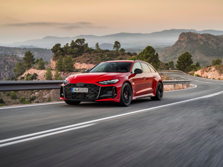 O novo Audi RS 5 chegou ao mercado português e é o primeiro híbrido plug-in de alta performance. As entregas estão previstas para o final de julho.