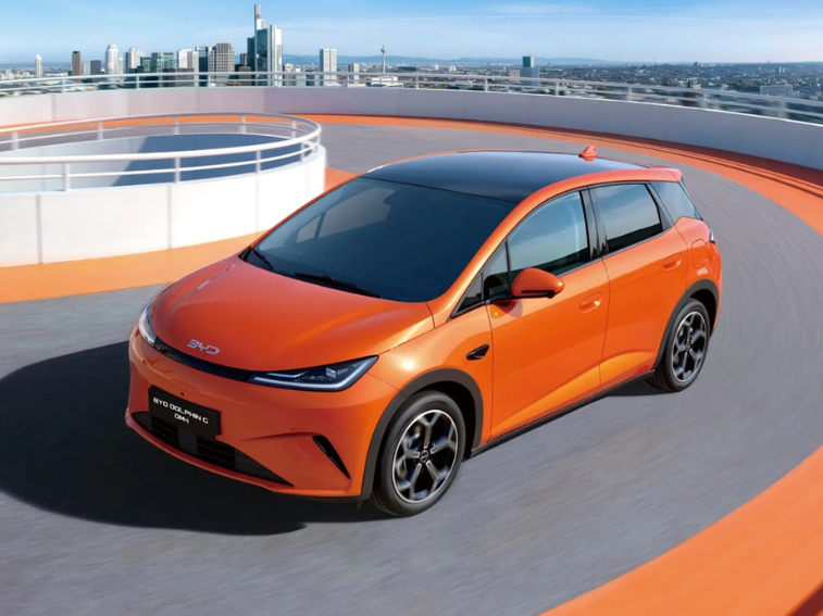 O BYD Dolphin G DM-i é o primeiro híbrido plug-in do segmento B a chegar à Europa, com Tecnologia Super Híbrida DM 5.0 e uma autonomia de até 1.040 km.