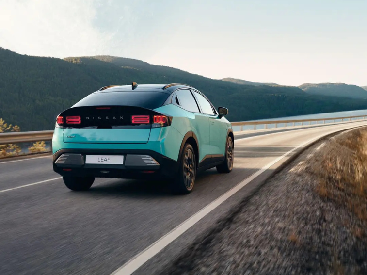 O Nissan Leaf já vai na terceira geração, com 622 km e inovações tecnológicas, as primeiras entregas a clientes previstas para o final de 2026.